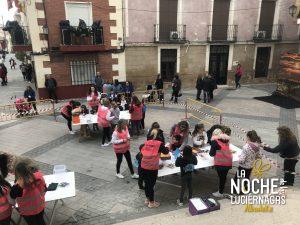 Grupo de voluntarios de la ayudando en los talleres para niños