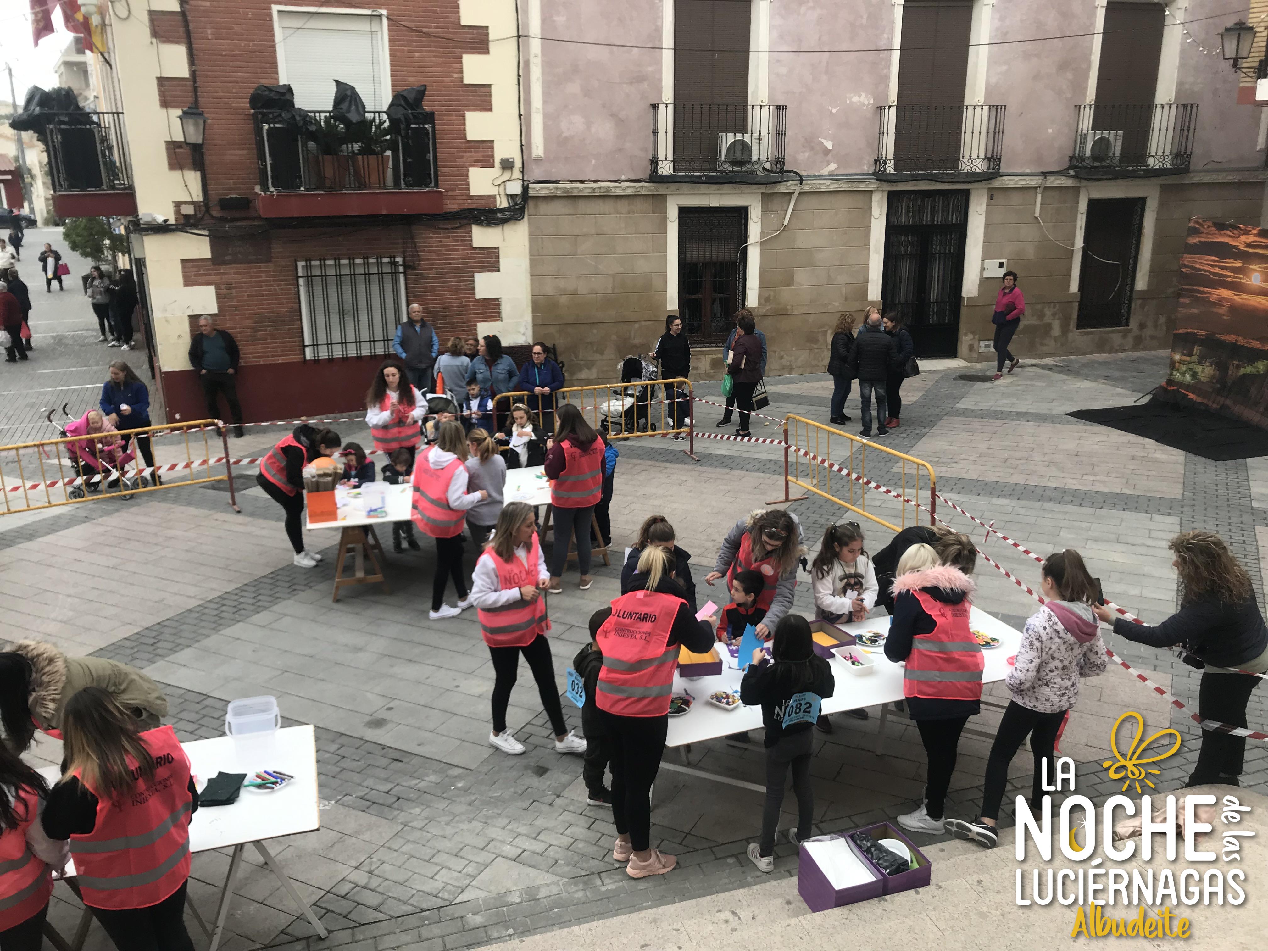 Grupo de voluntarios de la ayudando en los talleres para niños