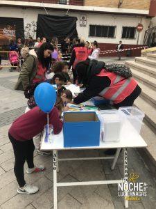 Grupo de voluntarios de la ayudando en los talleres para niños